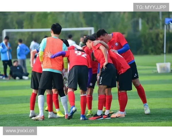 逆转命运：年轻足球队员在职业联赛中的奋斗历程备受关注