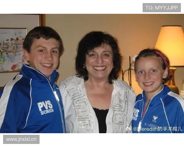 凯蒂·莱德基本来超模架势，结果训练间隙竟然背个塑料袋逛食堂？