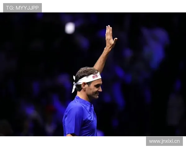 费德勒退役后还在靠发球机练反手？